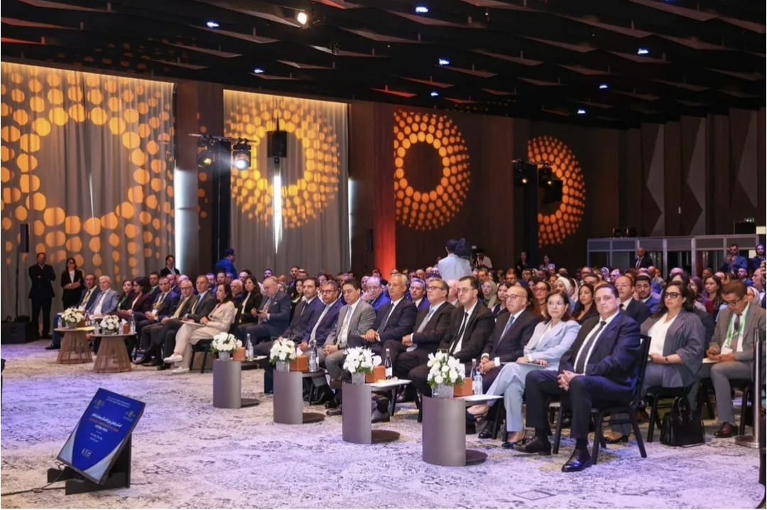 La salle plénière du Forum National de l’Investissement des Marocains du Monde à Tanger, premier rang d’officiels assis devant la scène