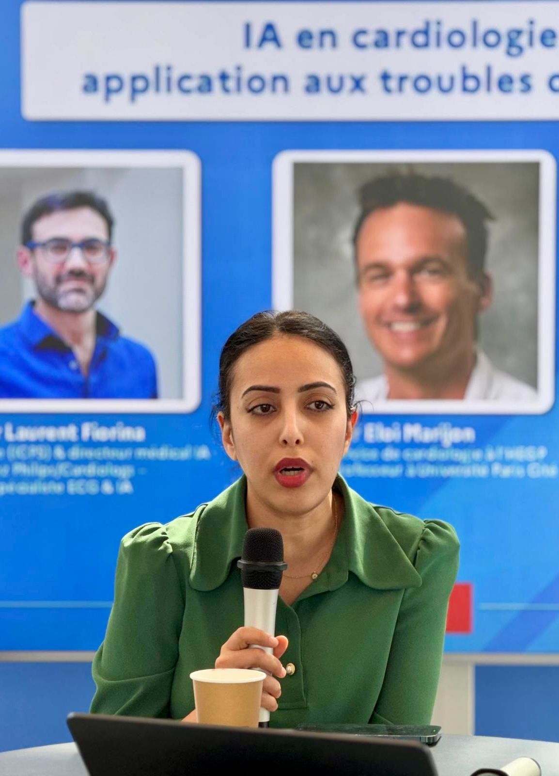 Le Dr Sana Amraoui, en chemisier vert, micro en main, pendant la table ronde « IA en cardiologie : application aux troubles du rythme » à PariSanté Campus