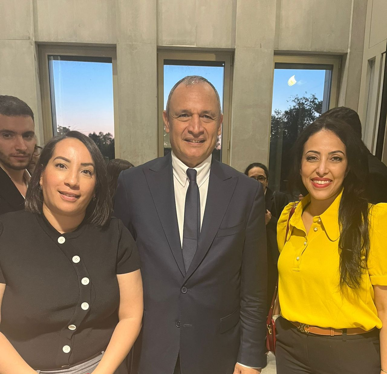 Le Dr Sana Amraoui, en chemisier jaune, aux côtés de Monsieur Ryad Mezzour, Ministre de l’Industrie et du Commerce du Maroc, et d’une autre participante