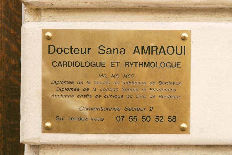 La plaque en laiton du cabinet, gravée Docteur Sana Amraoui, cardiologue et rythmologue