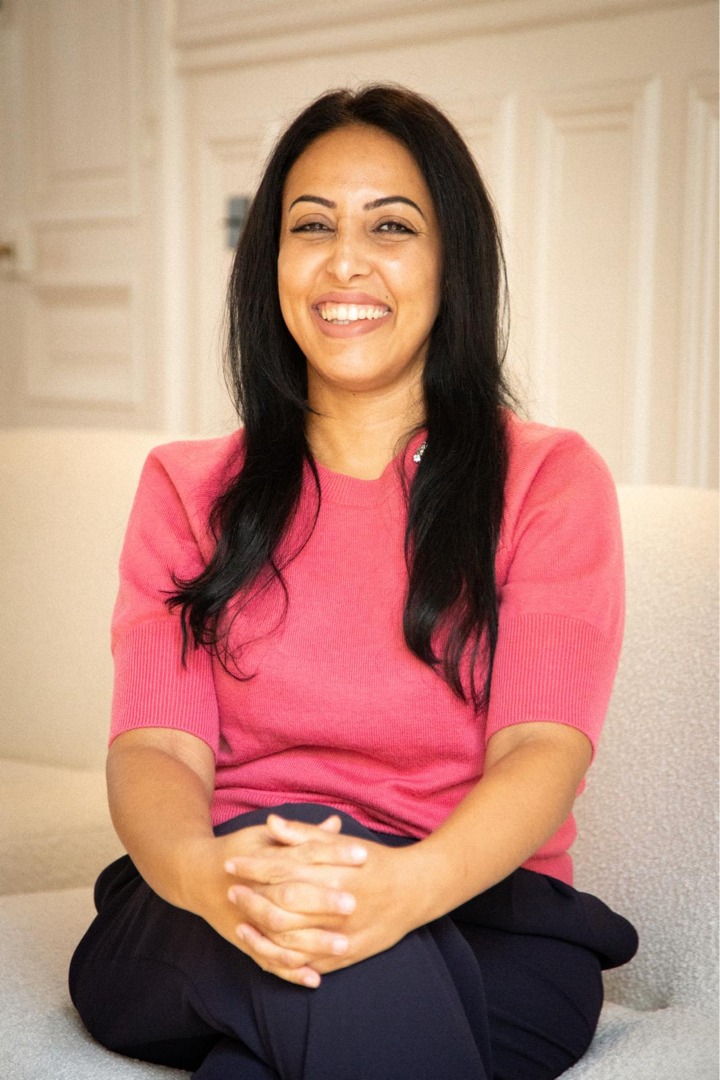 Le Dr Sana Amraoui, cardiologue rythmologue, souriante en pull rose : c’est elle qui répond aux questions fréquentes