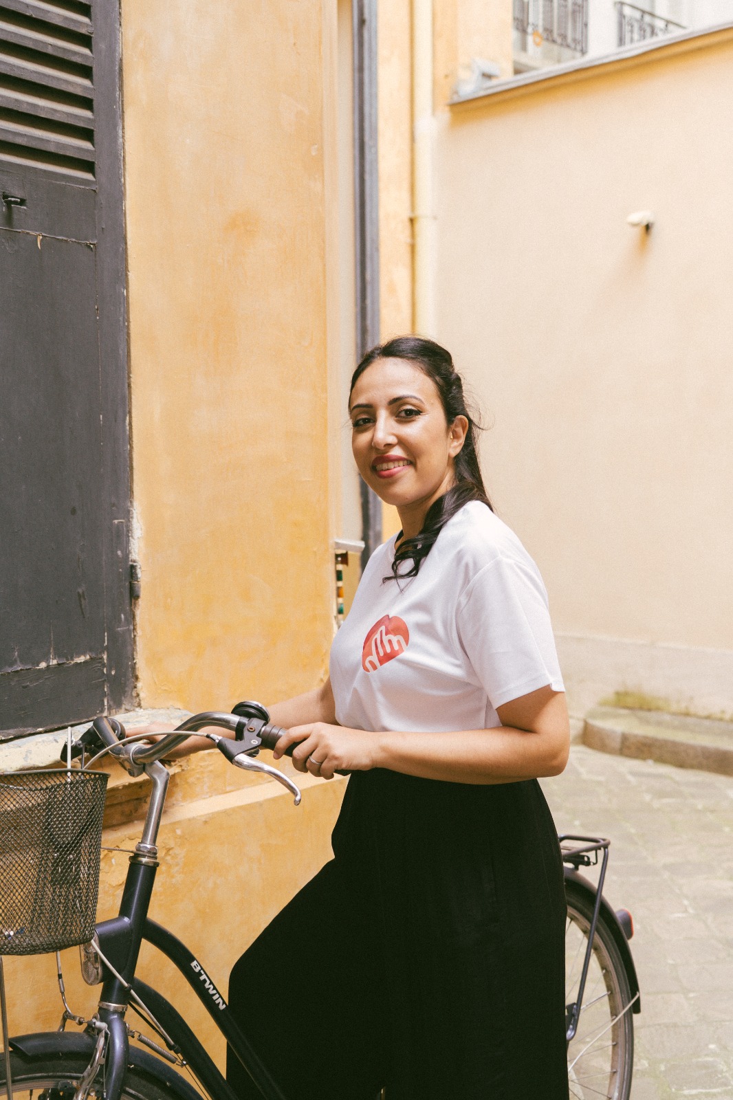 Le Dr Sana Amraoui à vélo en ville, illustration de l’activité physique régulière recommandée en prévention cardiovasculaire